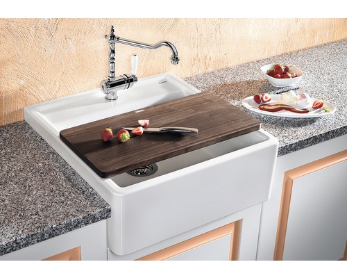 Évier de cuisine avec planche à découper, robinet et fraises