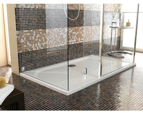 Salle de bains avec douche à l''italienne et mosaïque
