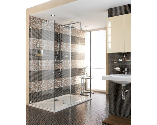 Salle de bains moderne avec douche à l''italienne, mosaïque et lavabo