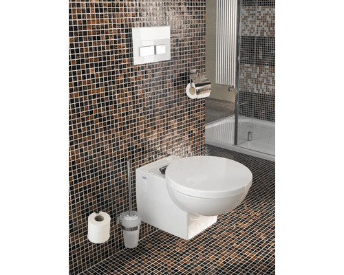 Salle de bains moderne avec mosaïque, WC suspendu, brosse de toilette, porte-papier et plaque de commande.