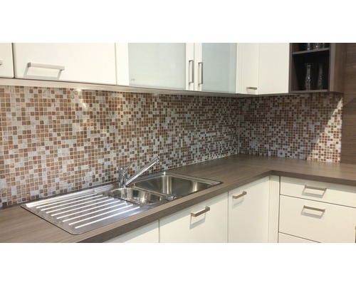 Évier de cuisine avec mosaïque murale