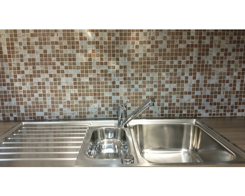 Évier de cuisine en acier inoxydable avec robinetterie et mosaïque