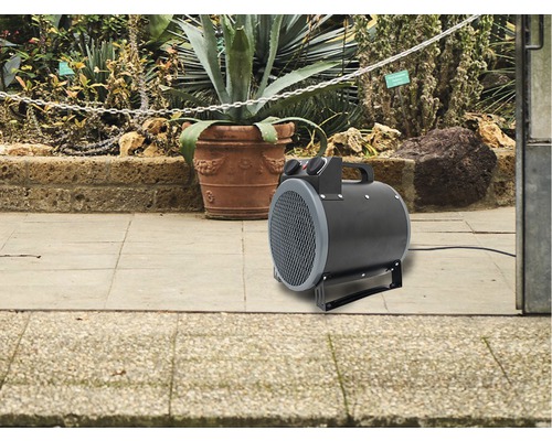 Radiateur soufflant à l''extérieur devant des plantes
