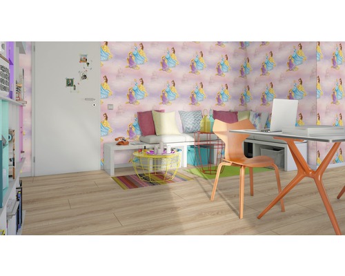 Chambre d''enfant avec papier peint de princesse, bureau et sièges