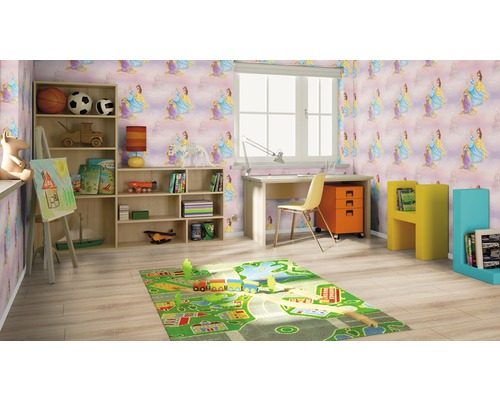 Chambre d''enfant avec papier peint à motifs, étagère, bureau et tapis de jeu