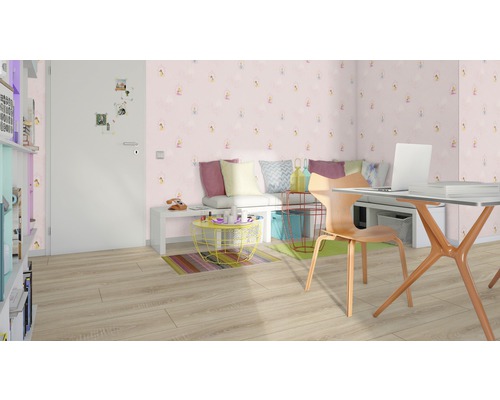 Bureau lumineux avec bureau, chaise et papier peint rose à motifs de fées