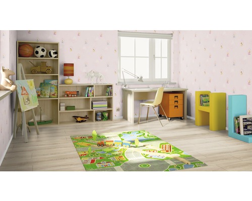Chambre d''enfant avec bureau, étagères et tapis de jeu