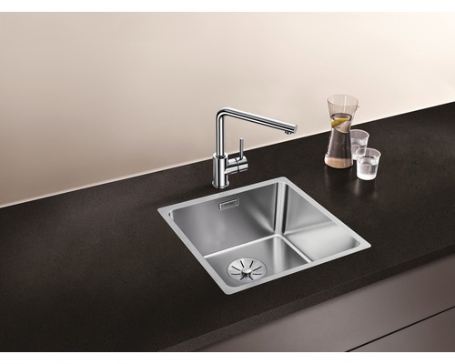 Robinetterie de cuisine haute pression Blanco MILA chrome galvanisé 519414 Évier en acier inoxydable avec robinet sur un plan de travail de cuisine