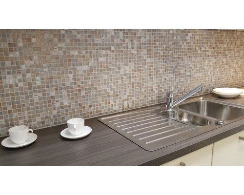 Scène de cuisine avec évier, robinet et carreaux de mosaïque