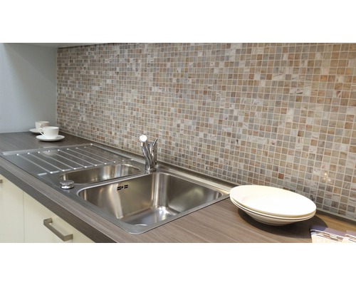 Scène de cuisine avec évier, robinet et mosaïque