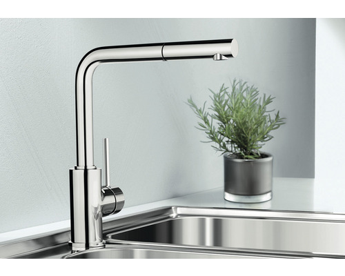 Robinet de cuisine avec douchette extractible dans l''évier