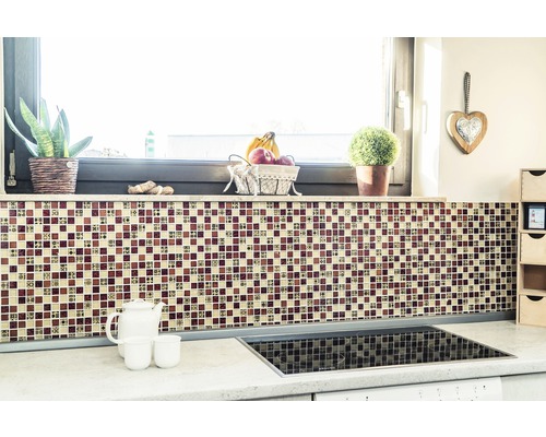 Scène de cuisine avec des carreaux de mosaïque, une plaque de cuisson et des décorations