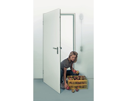 Eine Frau hockt neben einer geöffneten Innentür und einer Kiste Äpfel.