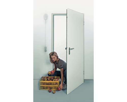 Porte intérieure blanche ouverte avec femme et un panier de pommes