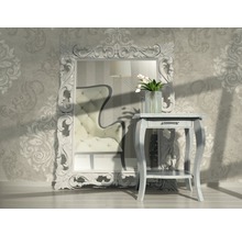 Dekorativer Spiegel mit Beistelltisch in einem stilvollen Raum