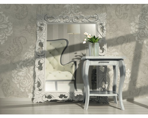 Dekorativer Spiegel mit Beistelltisch in einem stilvollen Raum