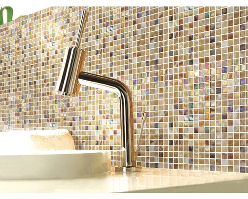 Salle de bains avec mosaïque et robinet de lavabo