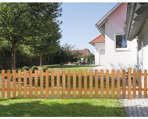Clôture en bois dans le jardin devant une maison