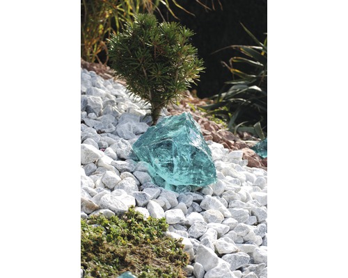 Jardin décoratif avec pierres ornementales et élément en verre