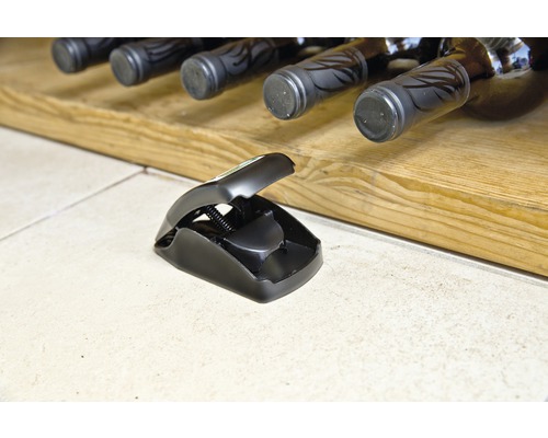 Schwarze Mausefalle unter einem Weinregal