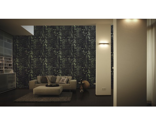 Wohnzimmer mit Sofa, Teppich und Tapete mit Stadtmotiv für eine moderne Raumgestaltung