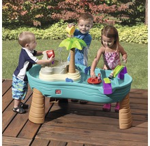 Des enfants jouent avec une table d''eau Step2 à l''extérieur.
