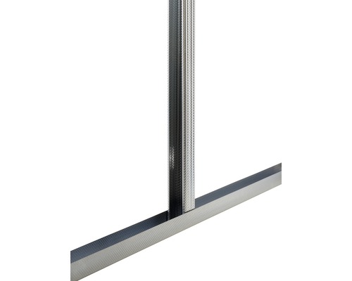 Gros plan d''un profilé de plafond métallique pour construction sèche