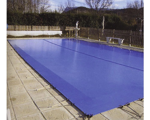 Piscine couverte avec couverture de piscine dans le jardin.