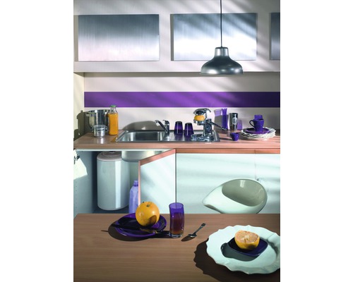 Scène de cuisine avec évier, robinet, vaisselle et table