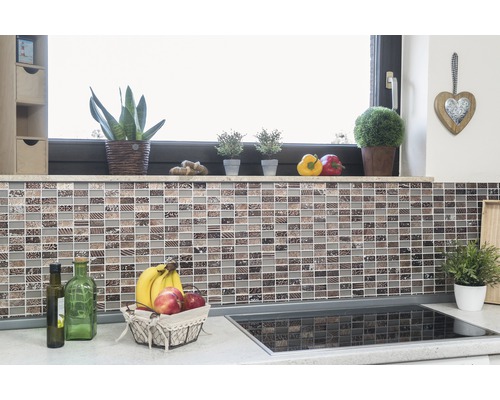 Crédence de cuisine avec carreaux de mosaïque et éléments décoratifs