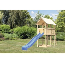 Tour de jeux en bois avec toboggan dans le jardin.