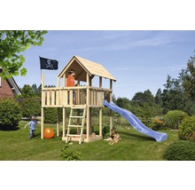Tour de jeux en bois avec toboggan, échelle et drapeau de pirate dans le jardin
