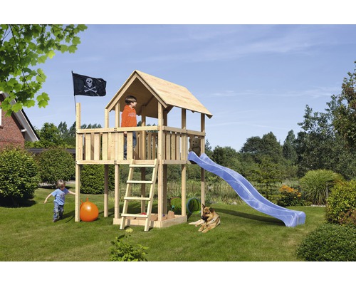 Tour de jeux en bois avec toboggan, échelle et drapeau de pirate dans le jardin