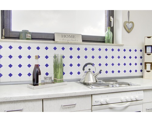 Küchenszene mit Fliesen, Kochfeld, Ofen, Weinflasche und Dekoration