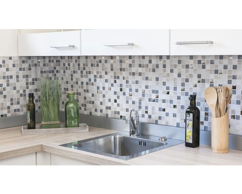 Évier de cuisine avec robinet dans une cuisine lumineuse avec des carreaux de mosaïque