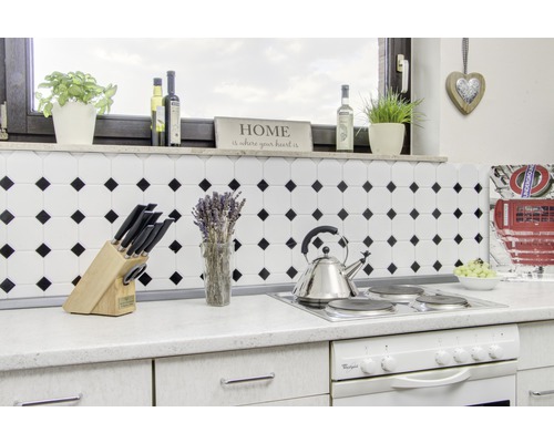 Scène de cuisine avec plaque de cuisson, bouilloire, bloc de couteaux et décoration