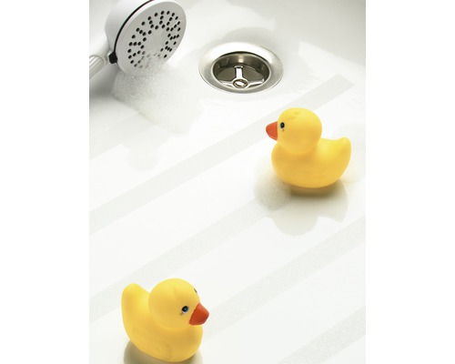 Baignoire avec pommeau de douche, drain et deux canards en caoutchouc jaunes