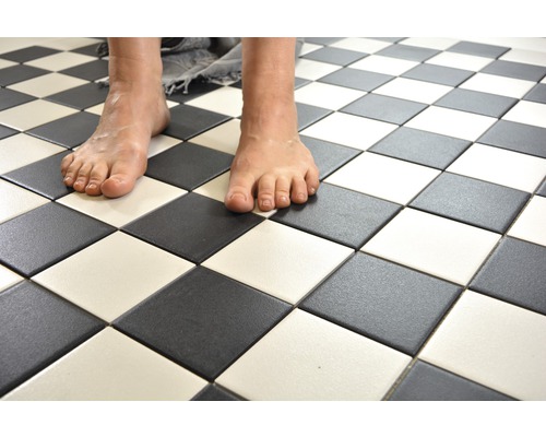 Schachbrettmuster Bodenfliesen mit Füßen