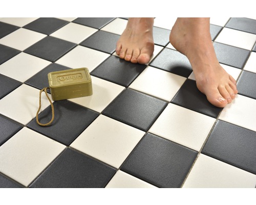 Badezimmerboden mit Schachbrettmuster, Olivenölseife und Füsse