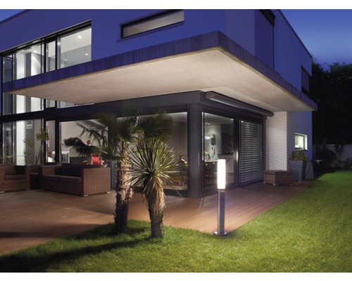 Modernes Haus mit Terrasse, Garten, Aussenbeleuchtung und Sitzmöbeln