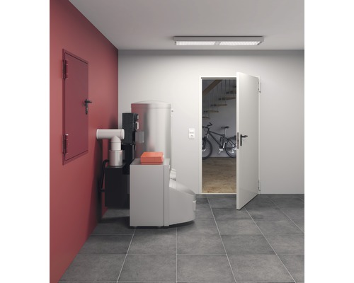 Heizungsanlage in einem Kellerraum mit Tür und Fliesenboden