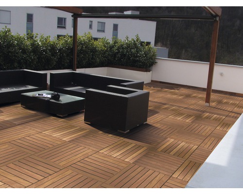 Terrasse avec dalles en bois, mobilier de salon et abri