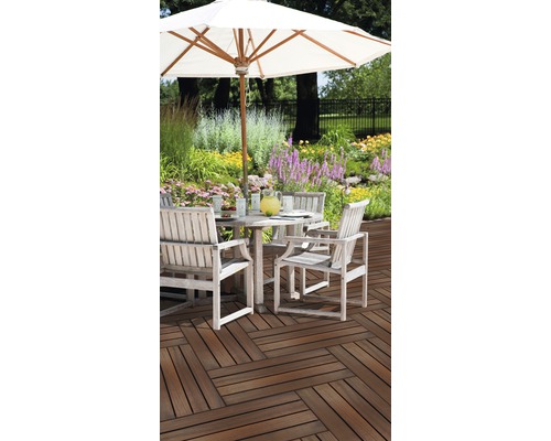 Jardin avec plancher en bois, table de jardin, chaises et parasol
