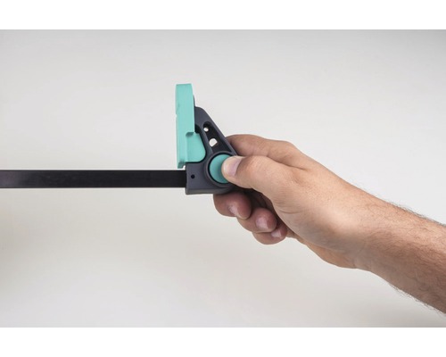 Eine Hand bedient eine Einhandzwinge.