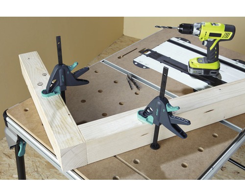 Werkbank mit Holzrahmen, Schraubzwingen und Akkubohrer