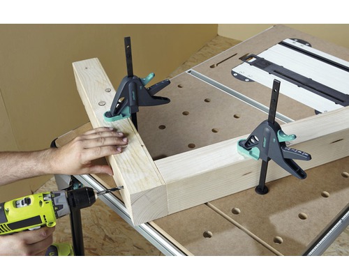 Verwendung einer Bohrmaschine und Klemmen zur Befestigung von Holz auf einer Werkbank