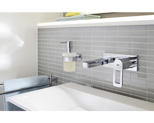 Salle de bain moderne avec lavabo à poser, robinet, distributeur de savon et porte-serviettes