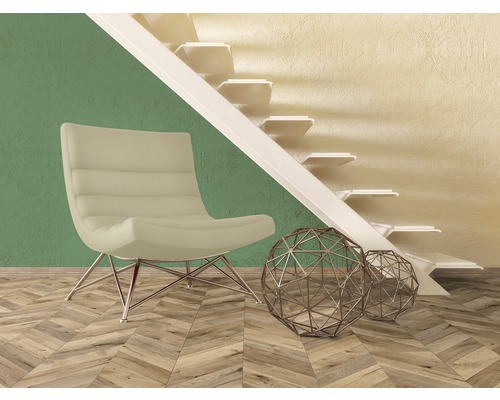 Scène avec fauteuil, boules métalliques et escalier