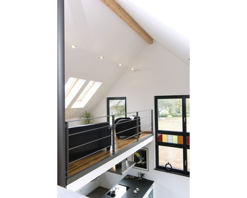 Vue intérieure d''une maison avec un espace de vie sur une galerie et une cuisine au rez-de-chaussée