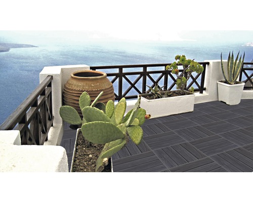 Terrasse mit Holzbodenfliesen, Pflanzen und Meerblick